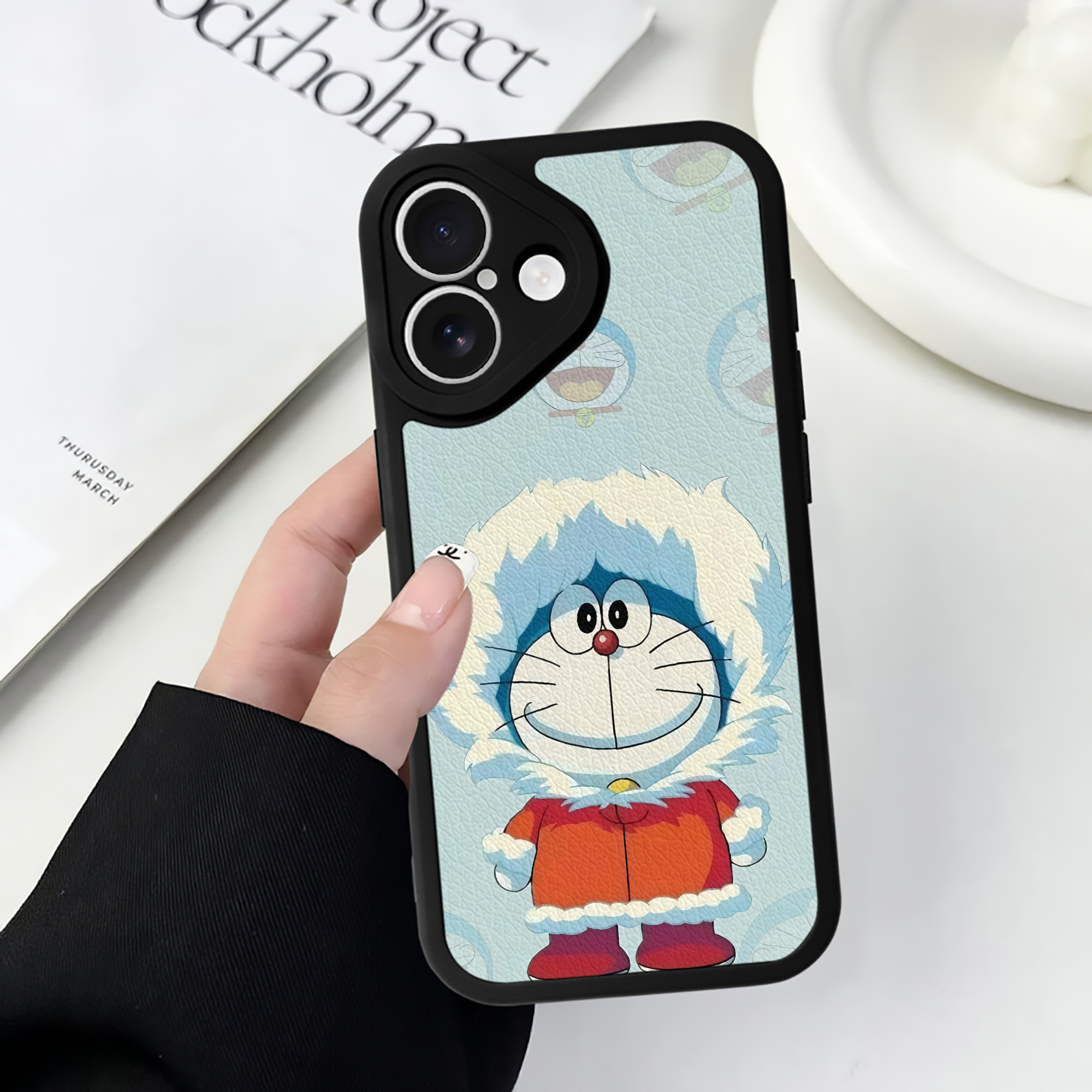 （画像用） ドラえもん Doraemon 【iPhone 16シリーズ対応】シリコンスマホケース（レザー調） 材質：シリコン